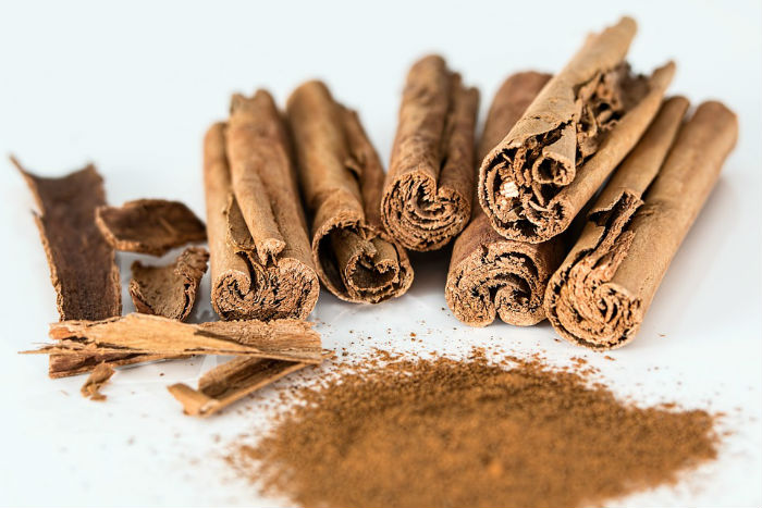 A canela, em pau ou em pó, é um poderoso remédio natural para controlar o diabetes.