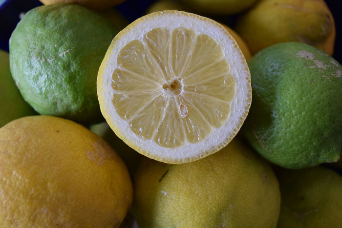 Os limões são excelentes frutas cítricas para o combate do mau hálito.