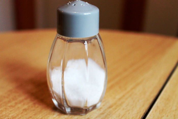 Uma dica para reduzir o sal: retire o saleiro da mesa de jantar.